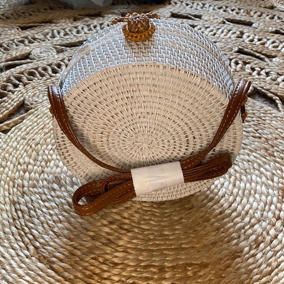 NWT On The Border Bamboo Woven Round Straw Bag - Picture 4 of 7